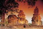 Visit the impressive Angkor temple Khao Phra Wihan (Preah Vihear in Khmer) on the border of Thailand and Cambodia